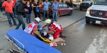 Anciano es arrollado por vocho al bajar de microbús en el 27 y Guerrero