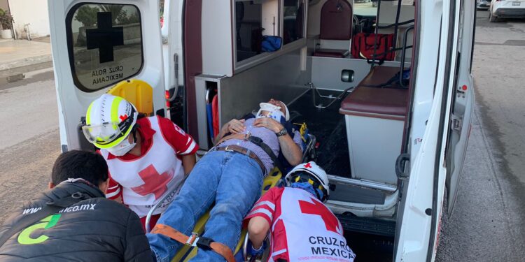 Anciano es arrollado por vocho al bajar de microbús en el 27 y Guerrero