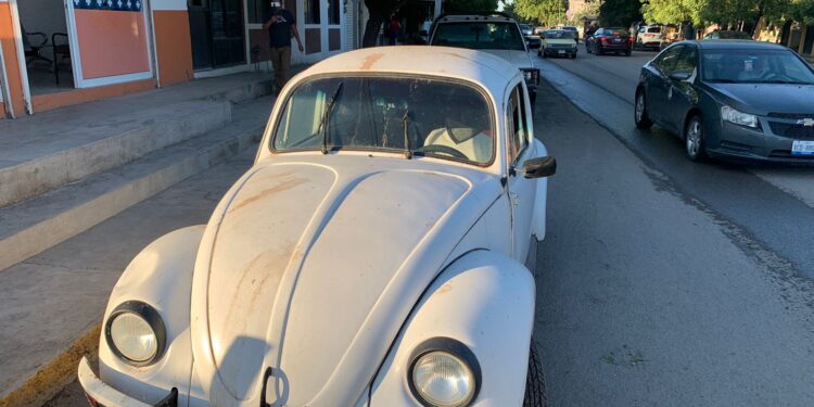 Anciano es arrollado por vocho al bajar de microbús en el 27 y Guerrero