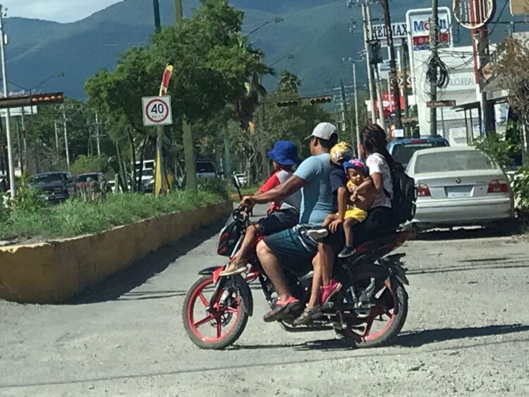 Refuerzan acciones para que motociclistas de Victoria usen el casco al conducir