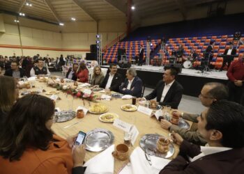 Rector Dámaso Anaya y docentes de la UAT comparten festejo navideño