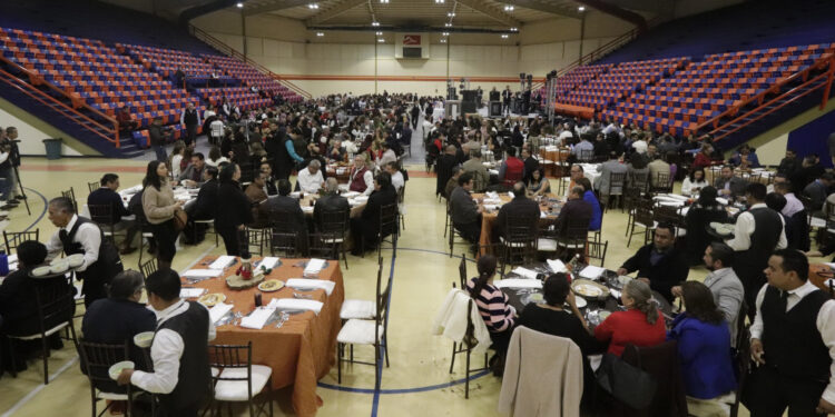 Rector Dámaso Anaya y docentes de la UAT comparten festejo navideño