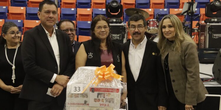 Rector Dámaso Anaya y docentes de la UAT comparten festejo navideño