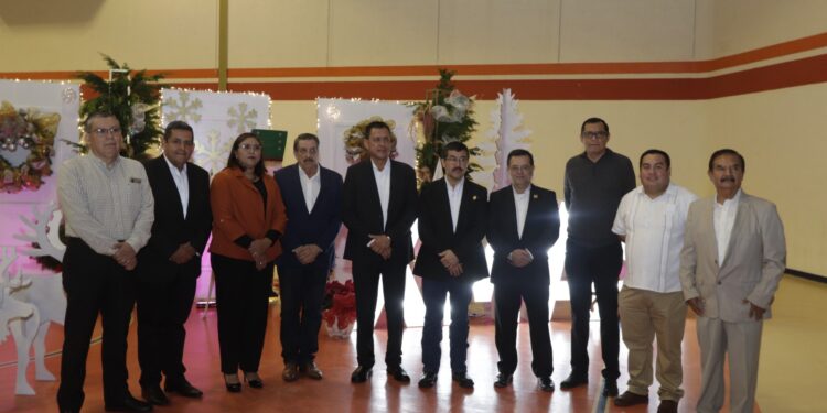 Rector Dámaso Anaya y docentes de la UAT comparten festejo navideño