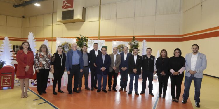 Rector Dámaso Anaya y docentes de la UAT comparten festejo navideño