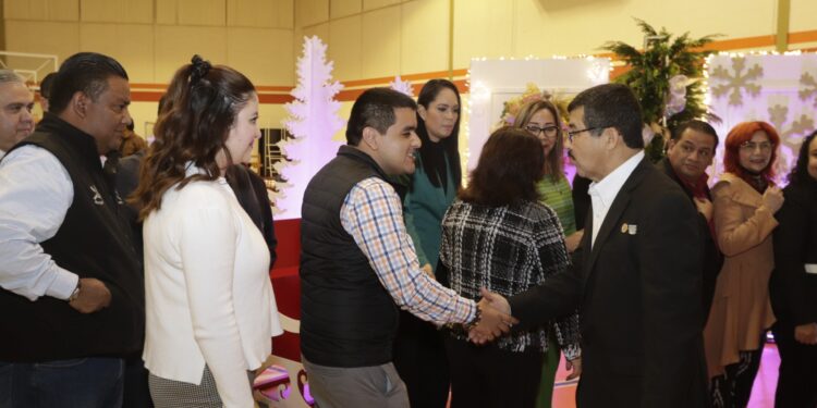 Rector Dámaso Anaya y docentes de la UAT comparten festejo navideño