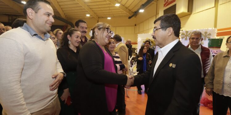 Rector Dámaso Anaya y docentes de la UAT comparten festejo navideño