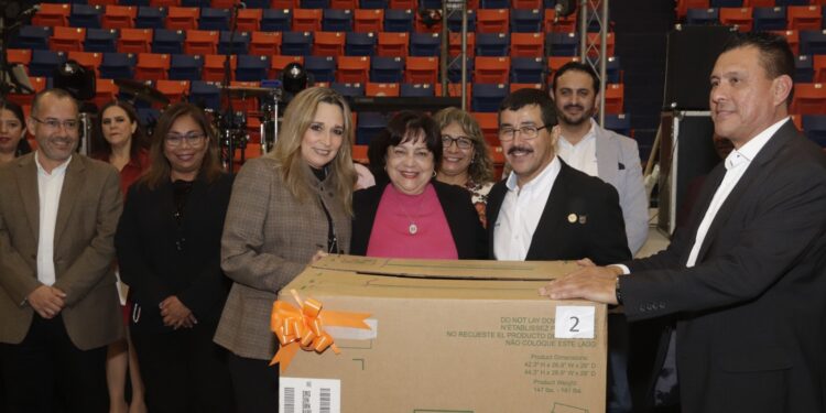 Rector Dámaso Anaya y docentes de la UAT comparten festejo navideño