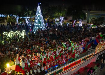 Familias de Matamoros acompañan a Mario y Marsella, en encendido de pino y desfile navideño