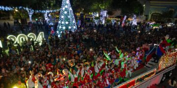 Familias de Matamoros acompañan a Mario y Marsella, en encendido de pino y desfile navideño