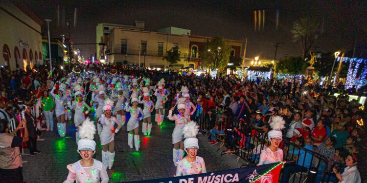 Familias de Matamoros acompañan a Mario y Marsella, en encendido de pino y desfile navideño