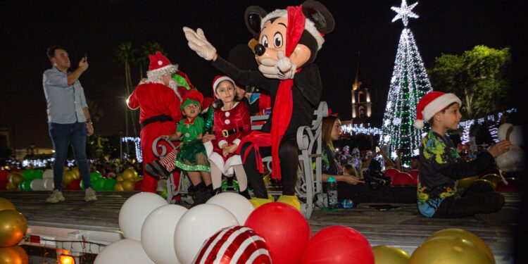 Familias de Matamoros acompañan a Mario y Marsella, en encendido de pino y desfile navideño