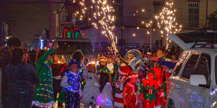 Familias de Matamoros acompañan a Mario y Marsella, en encendido de pino y desfile navideño