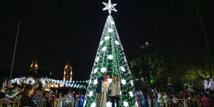 Familias de Matamoros acompañan a Mario y Marsella, en encendido de pino y desfile navideño