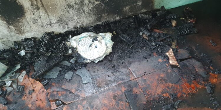 Esquizofrénico le quema casa su madre