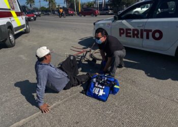 Ciclista se fractura pierna al estrellarse contra una camioneta