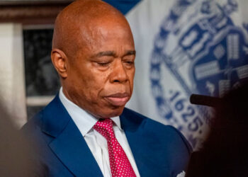 Sindicato de profesores demanda al alcalde de NY por recortes