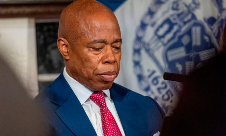 Sindicato de profesores demanda al alcalde de NY por recortes