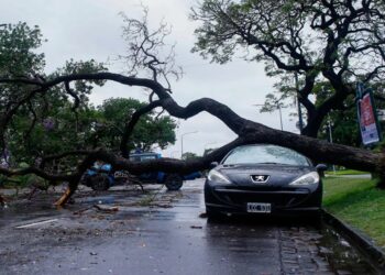Un fuerte viento y lluvia azota a Buenos Aires
