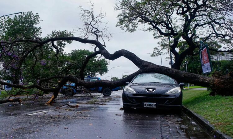 Un fuerte viento y lluvia azota a Buenos Aires