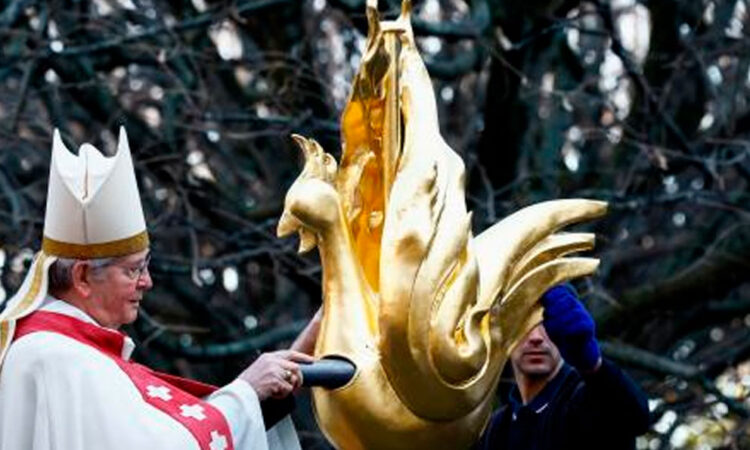 Notre Dame coloca un nuevo gallo en su icónica aguja como paso hacia la reapertura