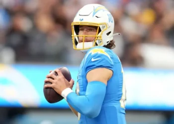 Justin Herbert fuera por cirugía: Pierde resto de la ‘Temporada 2023’