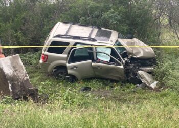 Muere al chocar camioneta con base de concreto