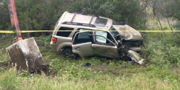 Muere al chocar camioneta con base de concreto