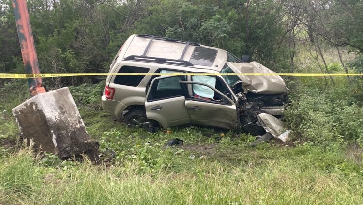 Muere al chocar camioneta con base de concreto