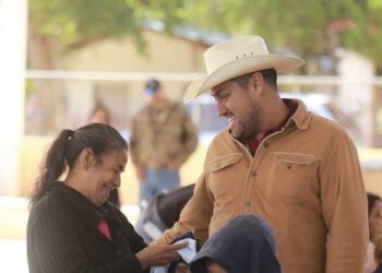 Atiende Carlos Reyes necesidades de escuelas