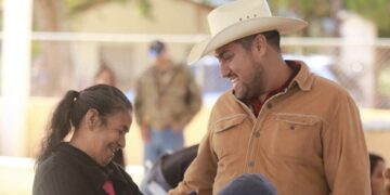 Atiende Carlos Reyes necesidades de escuelas