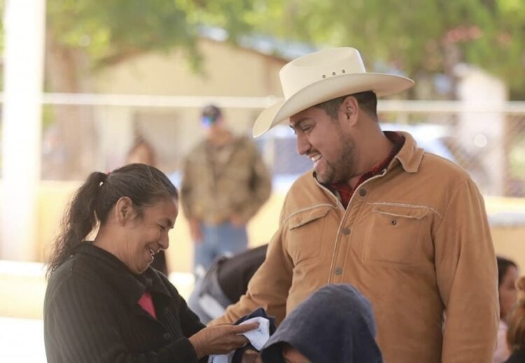Atiende Carlos Reyes necesidades de escuelas