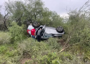 Se lesiona familia al volcar vehículo