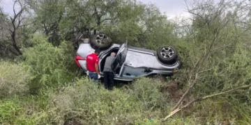 Se lesiona familia al volcar vehículo