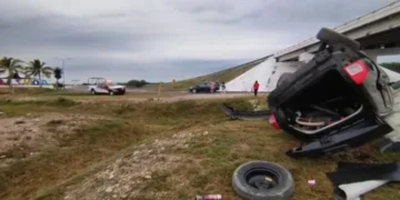 Dos heridos en vuelco de camioneta