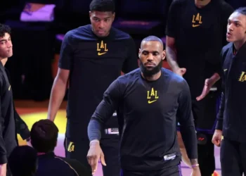 LeBron James dedica la victoria en el In-Season Tournament a los fanáticos de los Lakers
