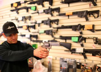 Estudio de la ONU vincula aumento de homicidios en EU con récord de ventas de armas