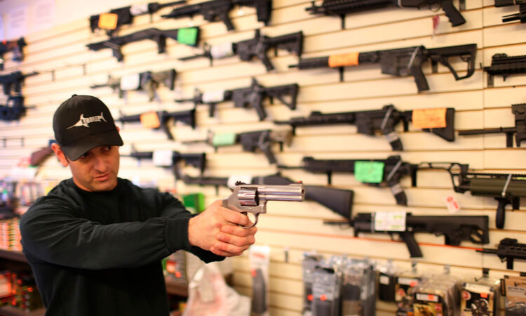 Estudio de la ONU vincula aumento de homicidios en EU con récord de ventas de armas