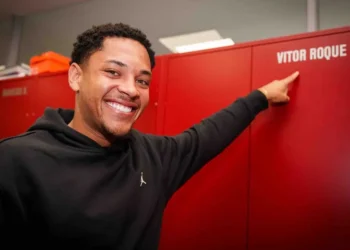 Vitor Roque llega a Barcelona y se incorpora al club