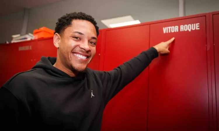 Vitor Roque llega a Barcelona y se incorpora al club