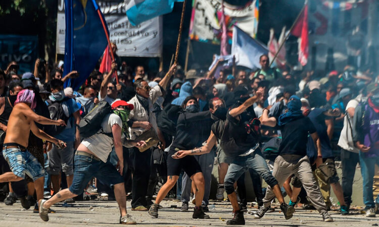 Argentina anuncia sanciones contra manifestantes por cortes de tráfico