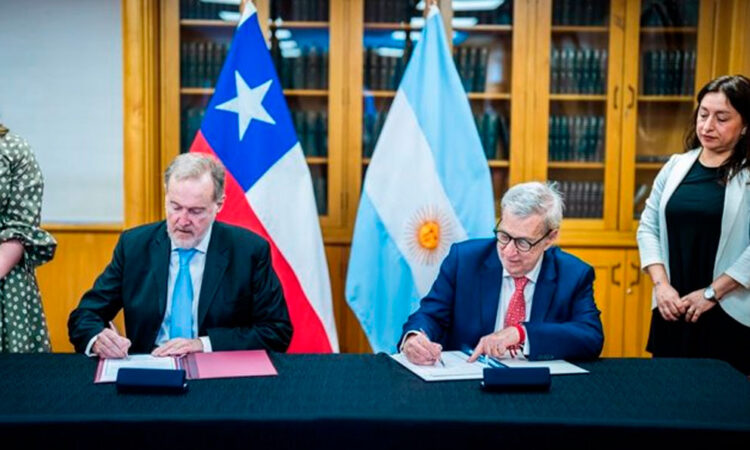 Chile y Argentina firman tratado de extradición para agilizar procesos judiciales