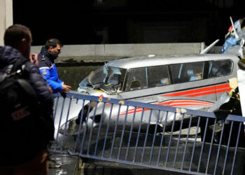Aterrizaje de emergencia en París: Tres personas sobreviven