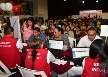 Llama Infonavit a convertir créditos en pesos