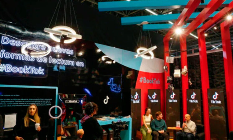 Los ‘Booktokers’ de TikTok: las nuevas formas de promover la lectura en la FIL