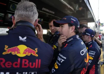 Posible reemplazo de Checo Pérez: Cláusula abre puerta a Daniel Ricciardo