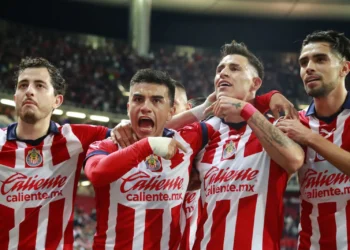 Chivas toma la delantera: Vence 1-0 a Pumas