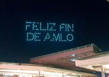 Espectáculo de drones: “Feliz fin de AMLO” ilumina el cielo de la Ciudad de México