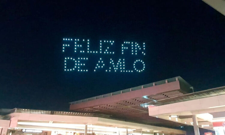 Espectáculo de drones: “Feliz fin de AMLO” ilumina el cielo de la Ciudad de México