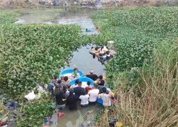 Migrantes cruzan en lanchas inflables el Río Bravo